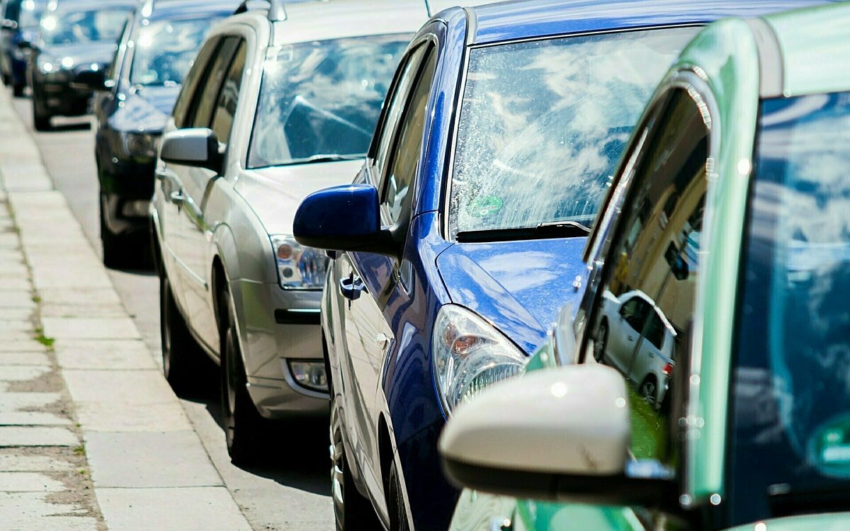 Autos stehen dicht gedrängt in einer Reihe Autos stehen dicht gedrängt in einer Reihe